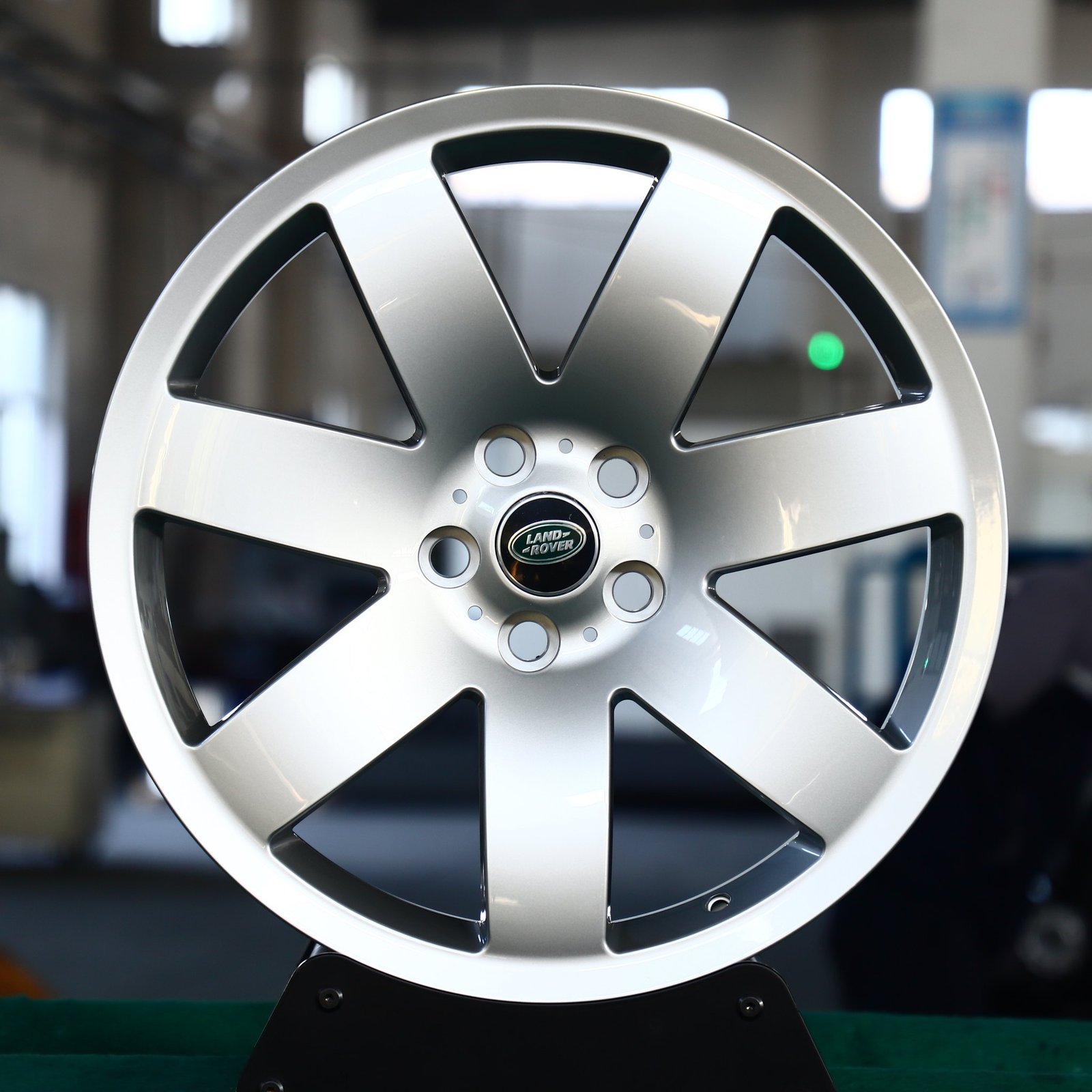 Land Rover Range Rover wheels – Bright Silver 7-Spoke, front view