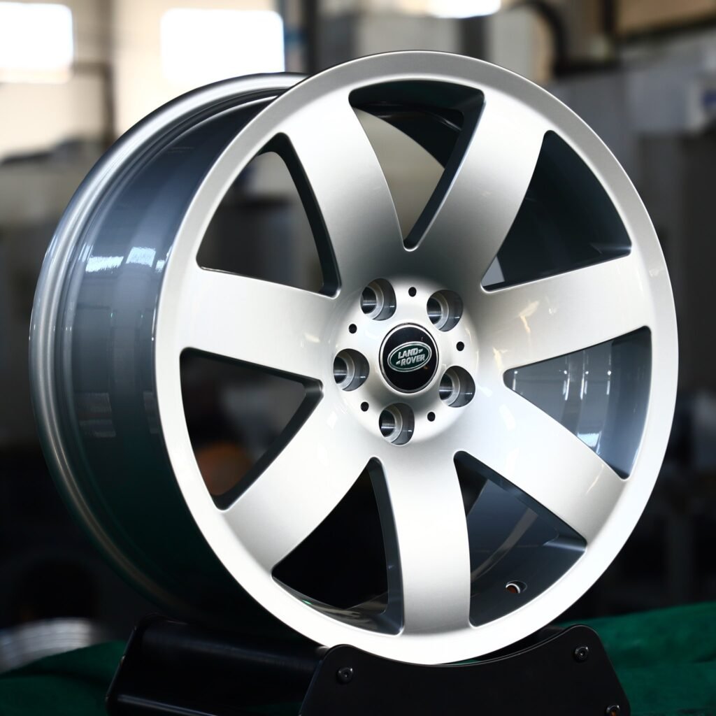 Land Rover Defender wheels – Bright Silver 7-Spoke, angled view