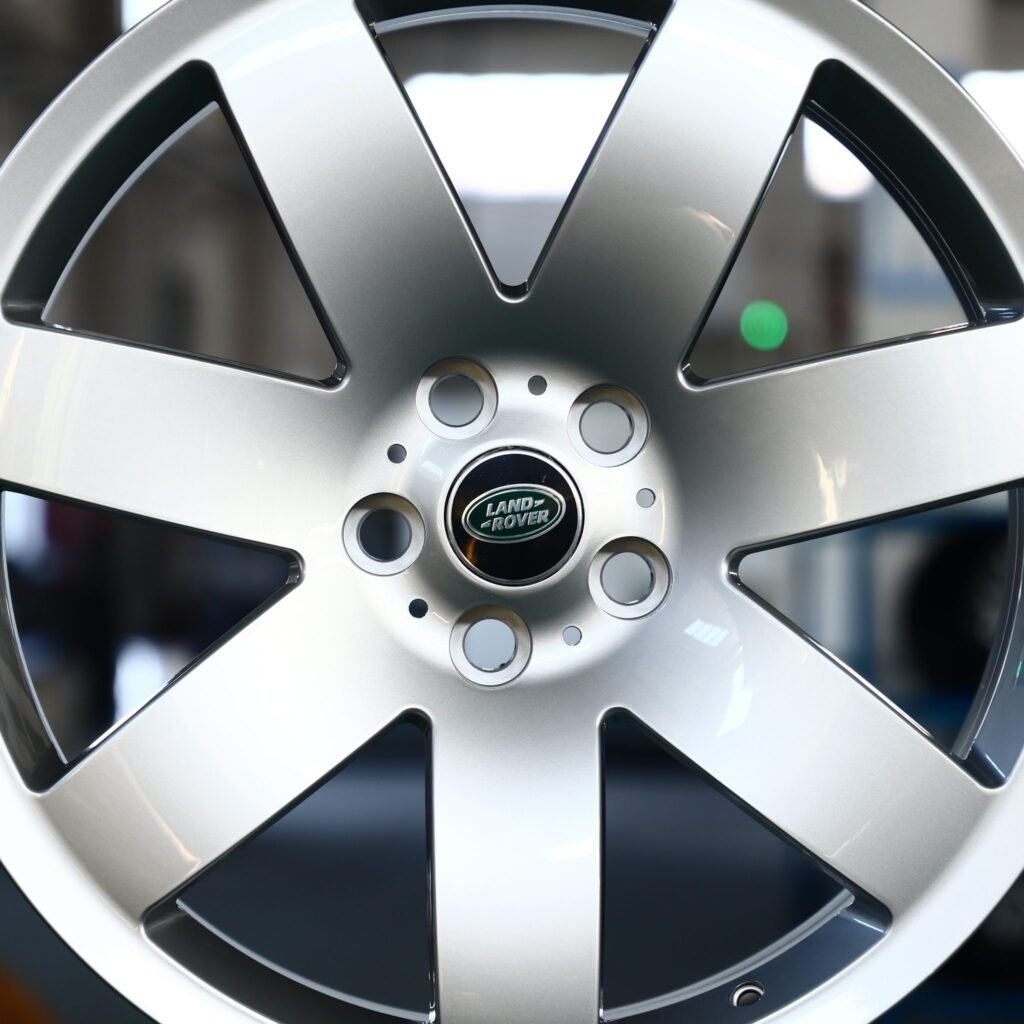 Land Rover Discovery wheels – Bright Silver 7-Spoke, lip and barrel detail