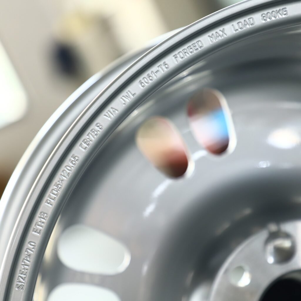 Jaguar F-Type wheels – Silver Slotted Dish (Jaguar OEM-Style), lip and barrel detail