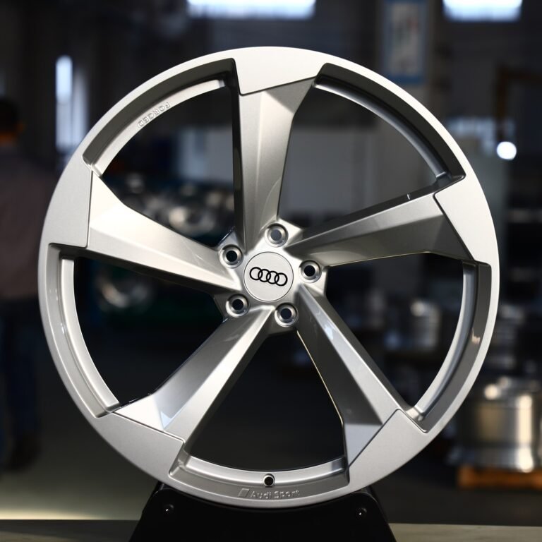 Кованые диски на Audi A6 (C8) — Кованый диск направленный, серебристый