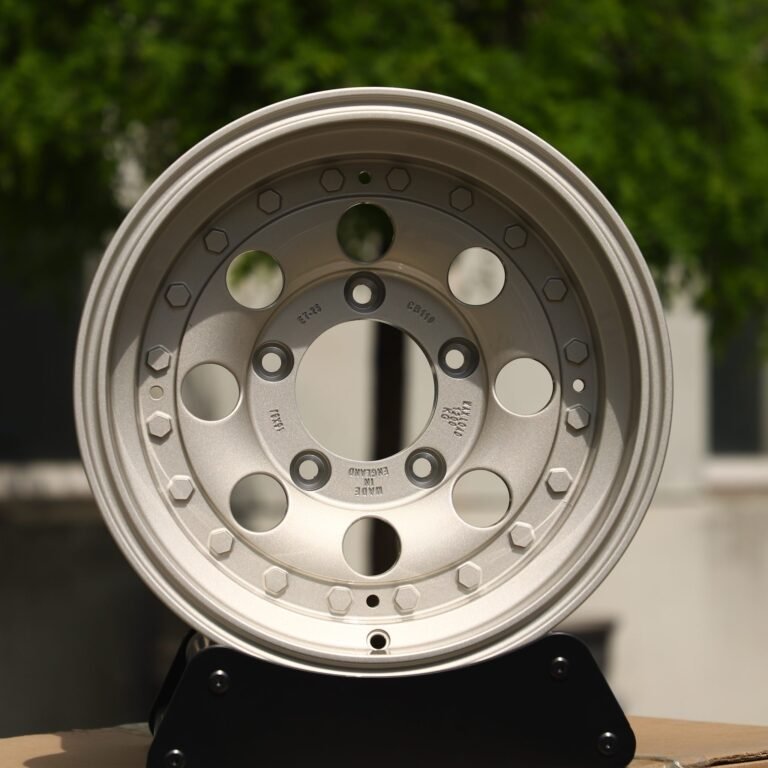 Jeep Wrangler wheels – Bright Silver Exposed Bolt Detail, front view