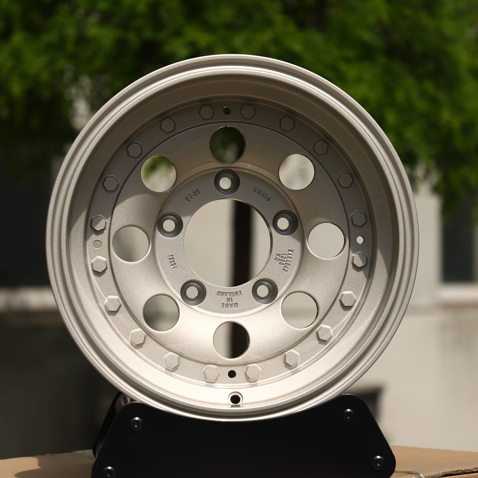 Jeep Wrangler wheels – Bright Silver Exposed Bolt Detail, front view