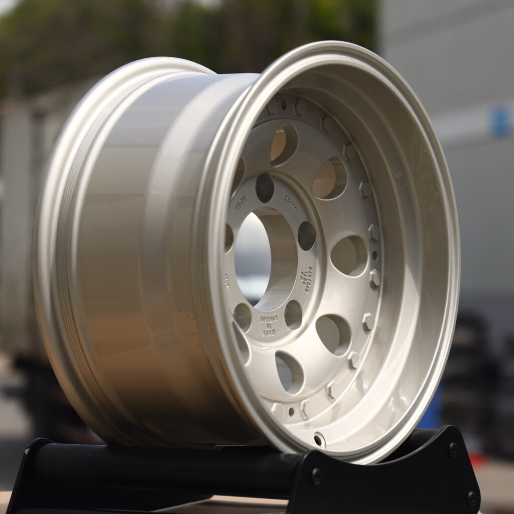 Jeep Gladiator wheels – Bright Silver Exposed Bolt Detail, lip and barrel detail