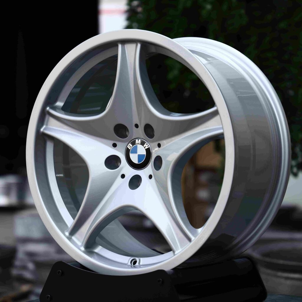 BMW M5 wheels – Bright Silver, angled view
