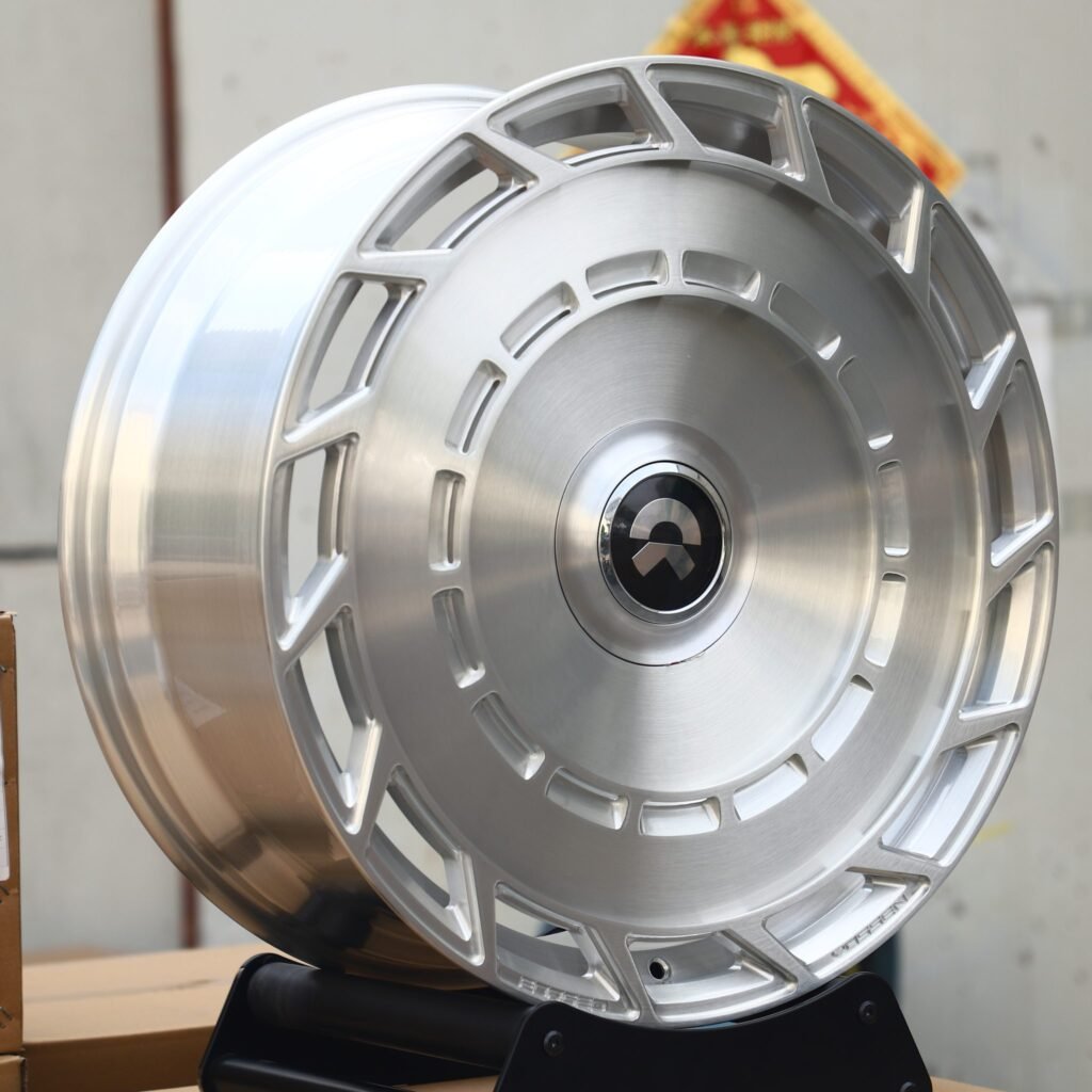 Li Auto L8 wheels – Bright Silver Full-Face, angled view
