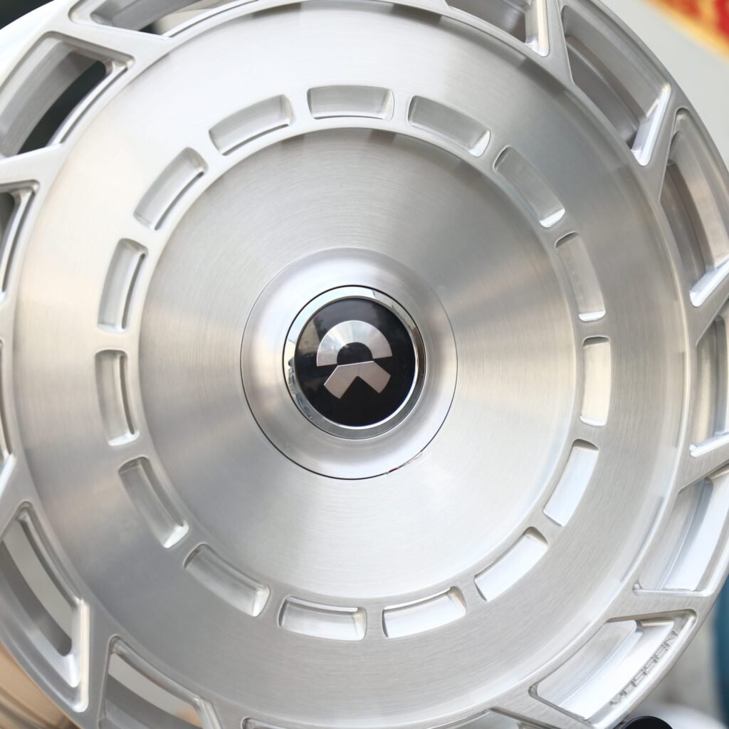Lexus LS wheels – Bright Silver Full-Face, lip and barrel detail