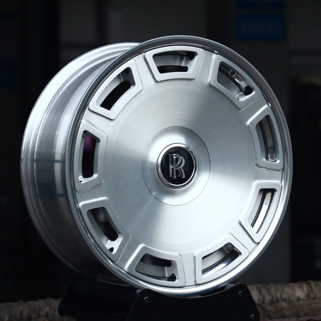 Rolls-Royce Wraith wheels – Bright Silver Full-Face, angled view