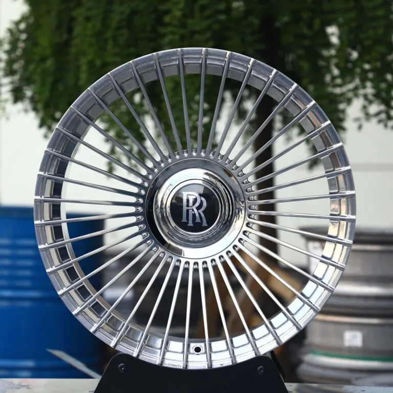 Rolls-Royce Ghost wheels – Bright Silver Multi-Spoke, front view