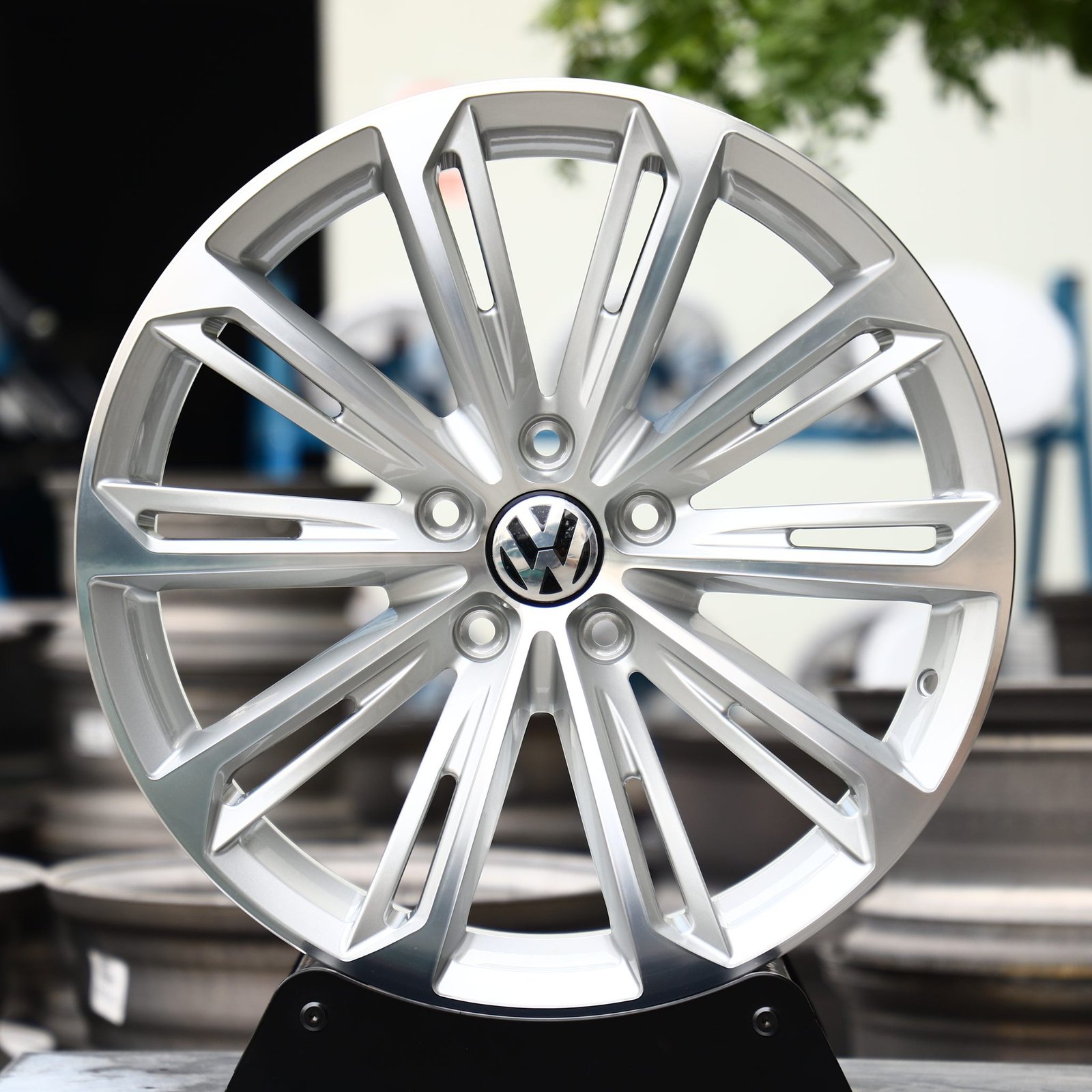 Volkswagen Golf GTI wheels – Bright Silver Split (Volkswagen OEM-Style), front view