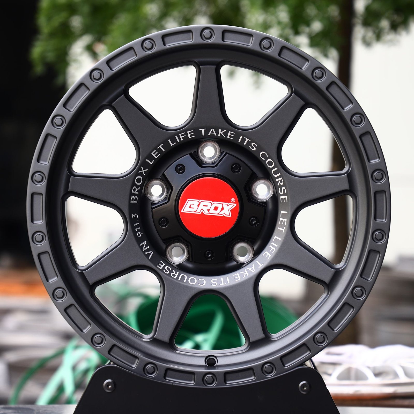 Jeep Wrangler wheels – Brox Metallic Gray Exposed Bolt Detail, front view