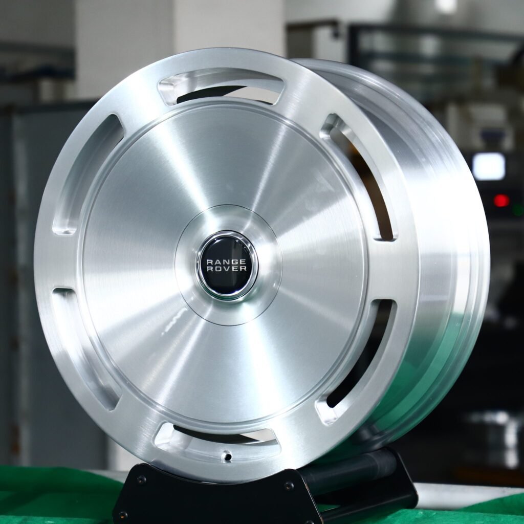 Rolls-Royce Wraith wheels – Brushed Silver Full-Face, angled view