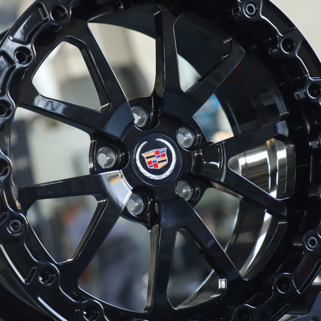 Cadillac Escalade wheels – Gloss Black 5 V-Spoke Beadlock (Cadillac OEM-Style), lip and barrel detail