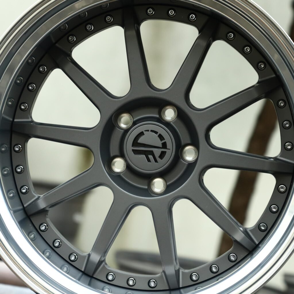 Audi A4 B9 wheels – Custom Finish 2-Piece Deep Lip, lip and barrel detail