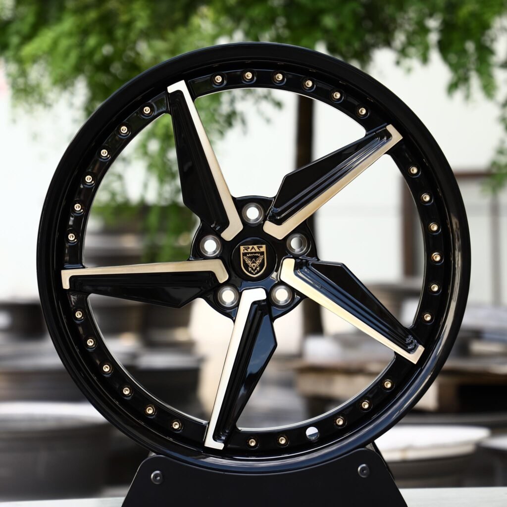 Audi A4 B9 wheels – Custom Finish 2-Piece Directional Machined Face, lip and barrel detail