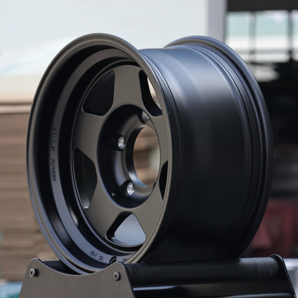 Chevrolet Silverado 1500 wheels – Custom Finish 5-Spoke Deep Lip, lip and barrel detail