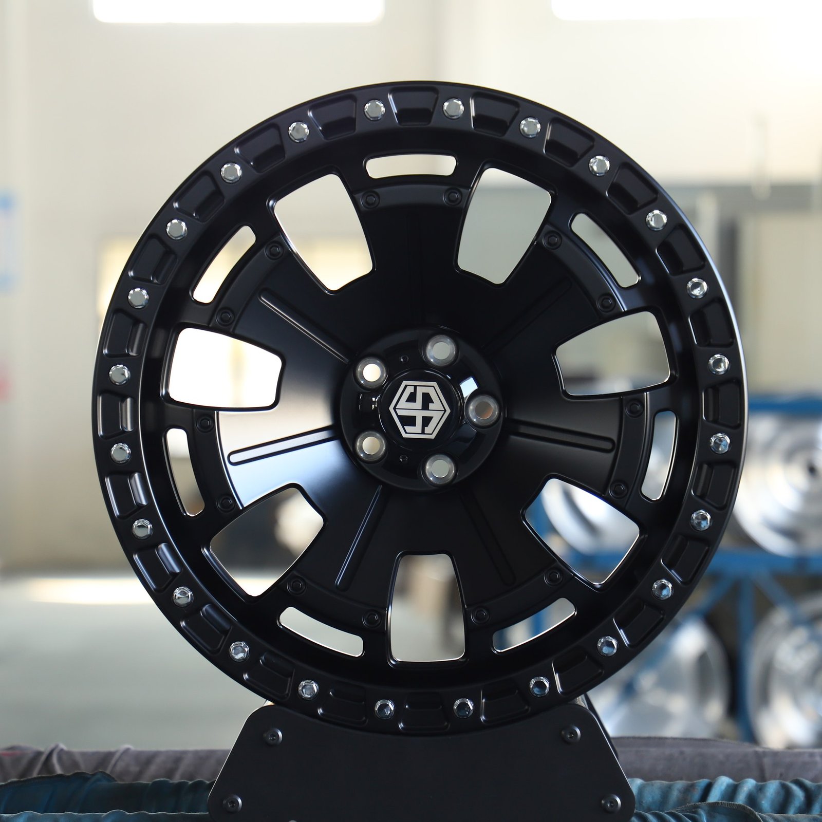 Toyota 4Runner wheels – Custom Finish 7-Spoke Exposed Bolt Detail, front view