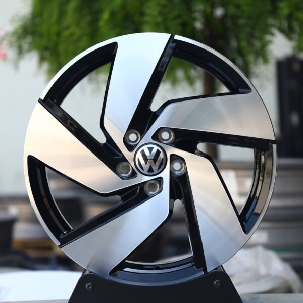 Volkswagen Golf wheels – Black / Machined Rotor-Blade (Volkswagen OEM-Style), front view