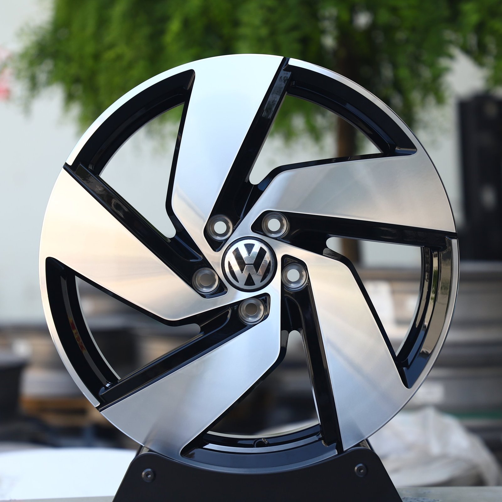 Volkswagen Golf wheels – Custom Finish Directional Milled Machined Face, front view