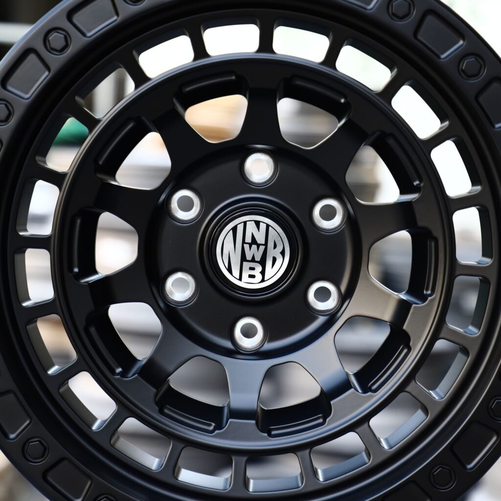 Chevrolet Silverado 1500 wheels – Custom Finish Exposed Bolt Detail Double Ring Lip, lip and barrel detail