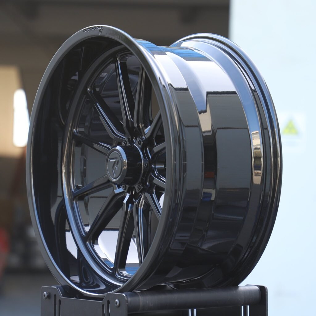 Chevrolet Silverado 1500 wheels – Custom Finish H-Type Deep Lip, lip and barrel detail