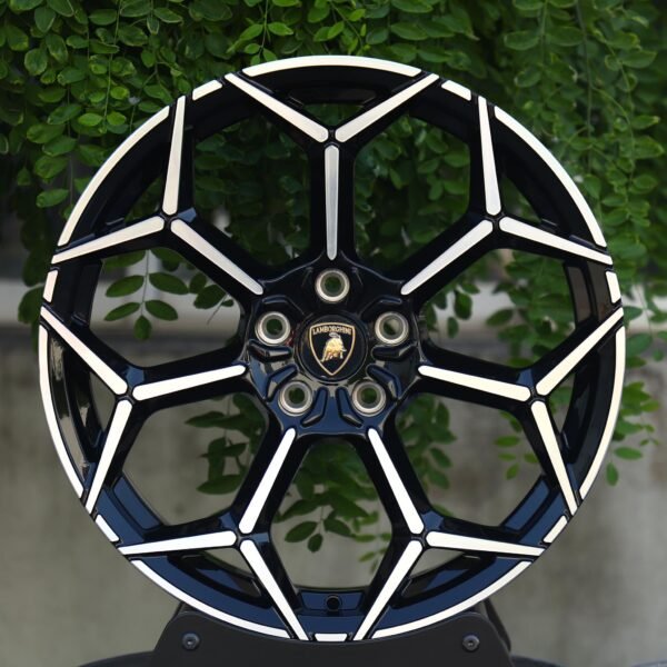 Lamborghini Huracan wheels – Black / Machined Face, front view