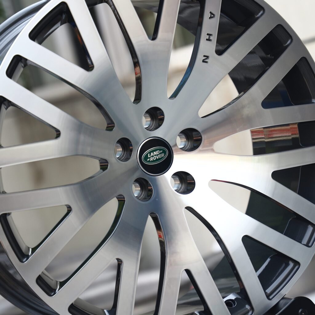 Land Rover Range Rover wheels – Custom Finish Machined Face (Land Rover OEM-Style), lip and barrel detail