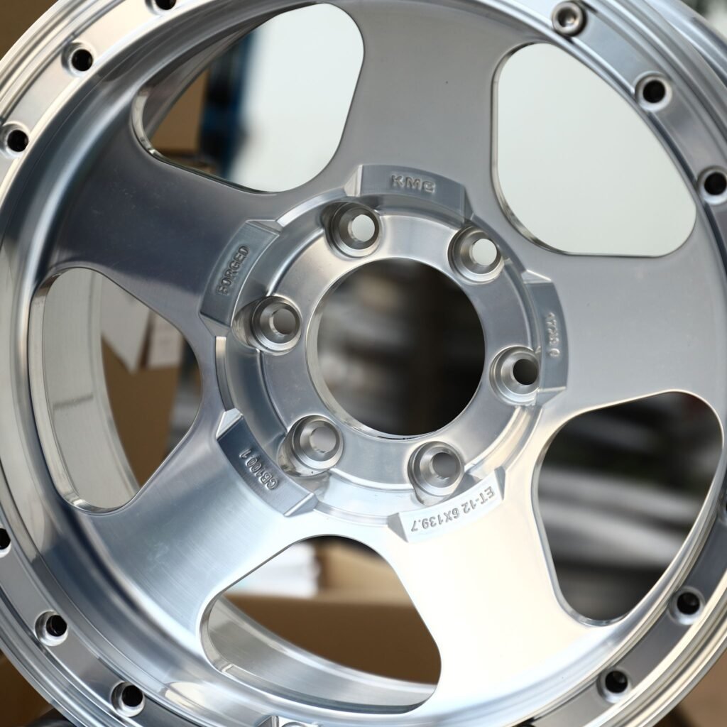 Chevrolet Silverado 1500 wheels – Custom Finish 5-Spoke, lip and barrel detail