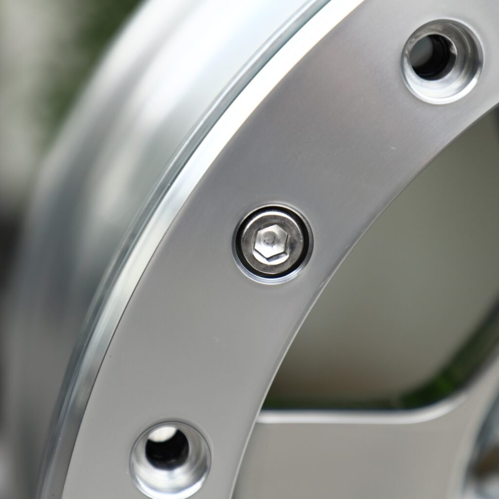 Chevrolet Silverado 1500 wheels – Custom Finish 6-Spoke, lip and barrel detail