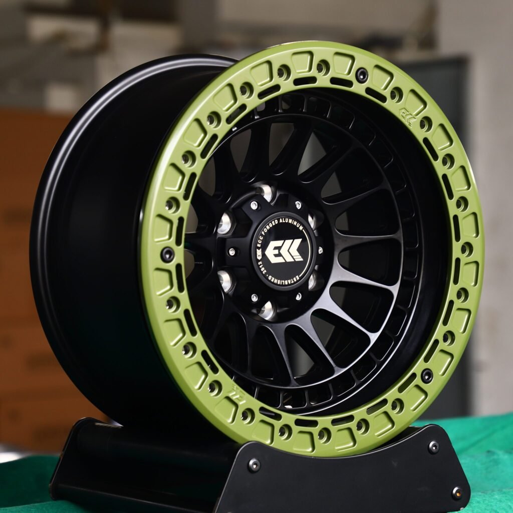 Toyota Land Cruiser wheels – ECC Green / Gloss Black Double-Ring Beadlock, angled view