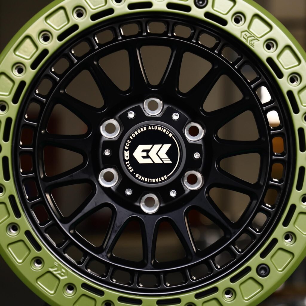 Jeep Gladiator wheels – ECC Green / Gloss Black Double-Ring Beadlock, lip and barrel detail