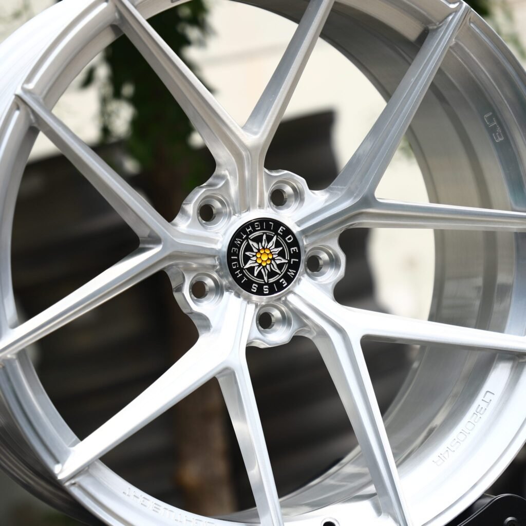 Audi A4 B9 wheels – LT3 Bright Silver 5 Y-Spoke (Edelweiss-Style), lip and barrel detail
