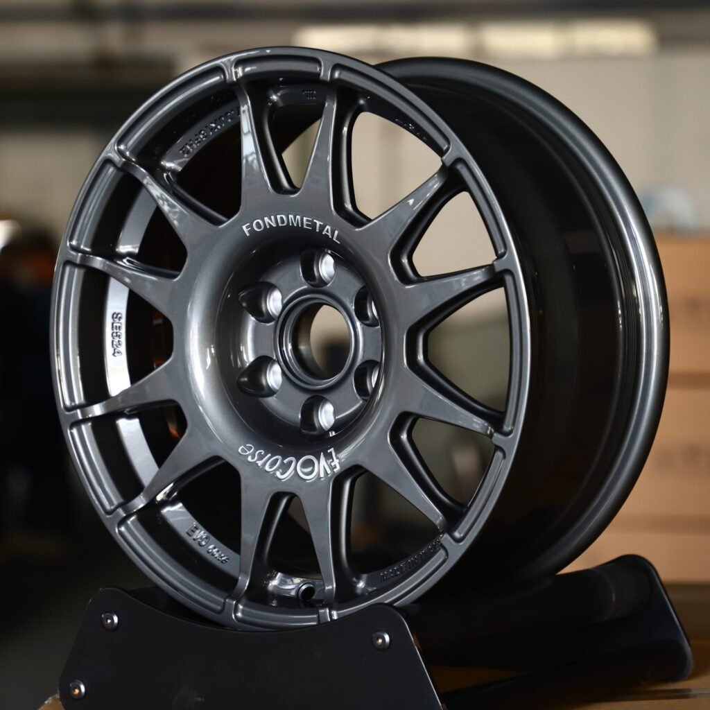 Chevrolet Silverado wheels – EvoCorse Gloss Black / Gunmetal Custom, angled view