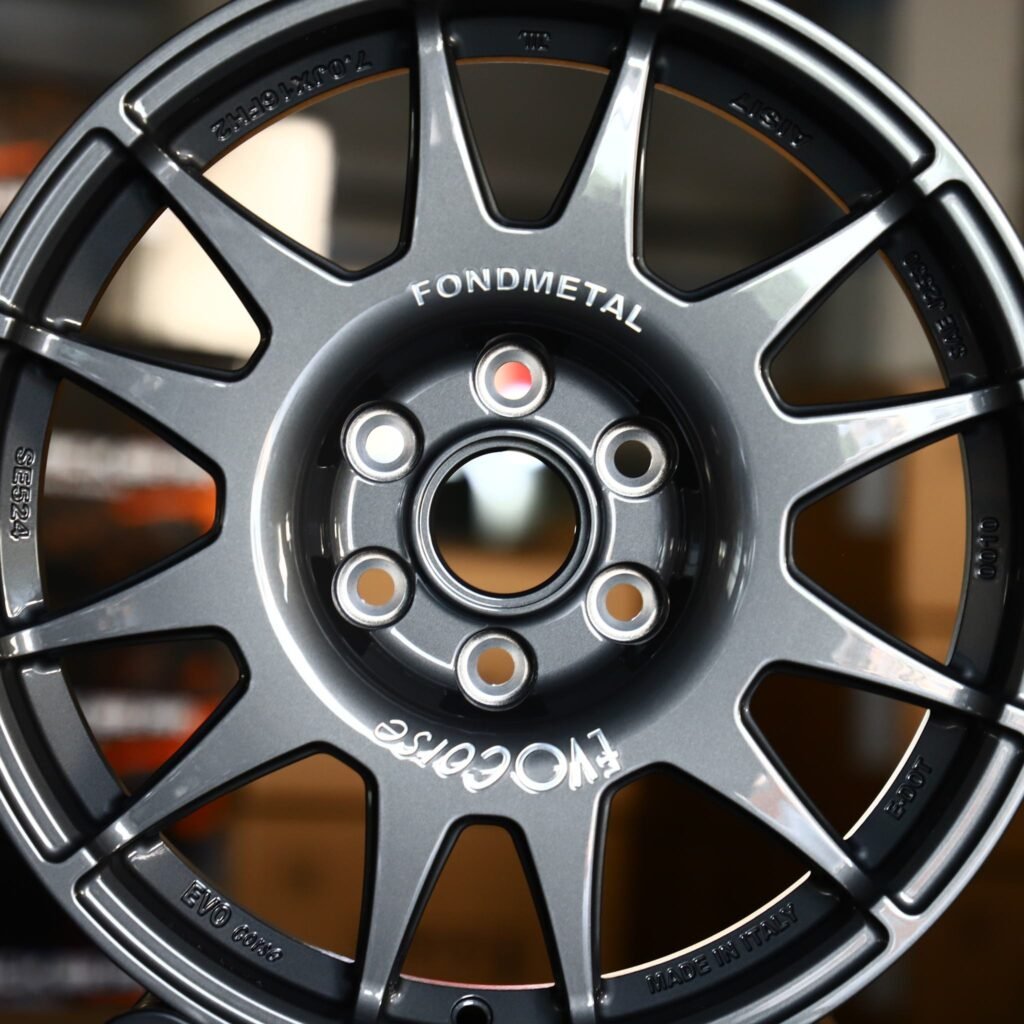 Toyota Tacoma wheels – EvoCorse Gloss Black / Gunmetal Custom, lip and barrel detail