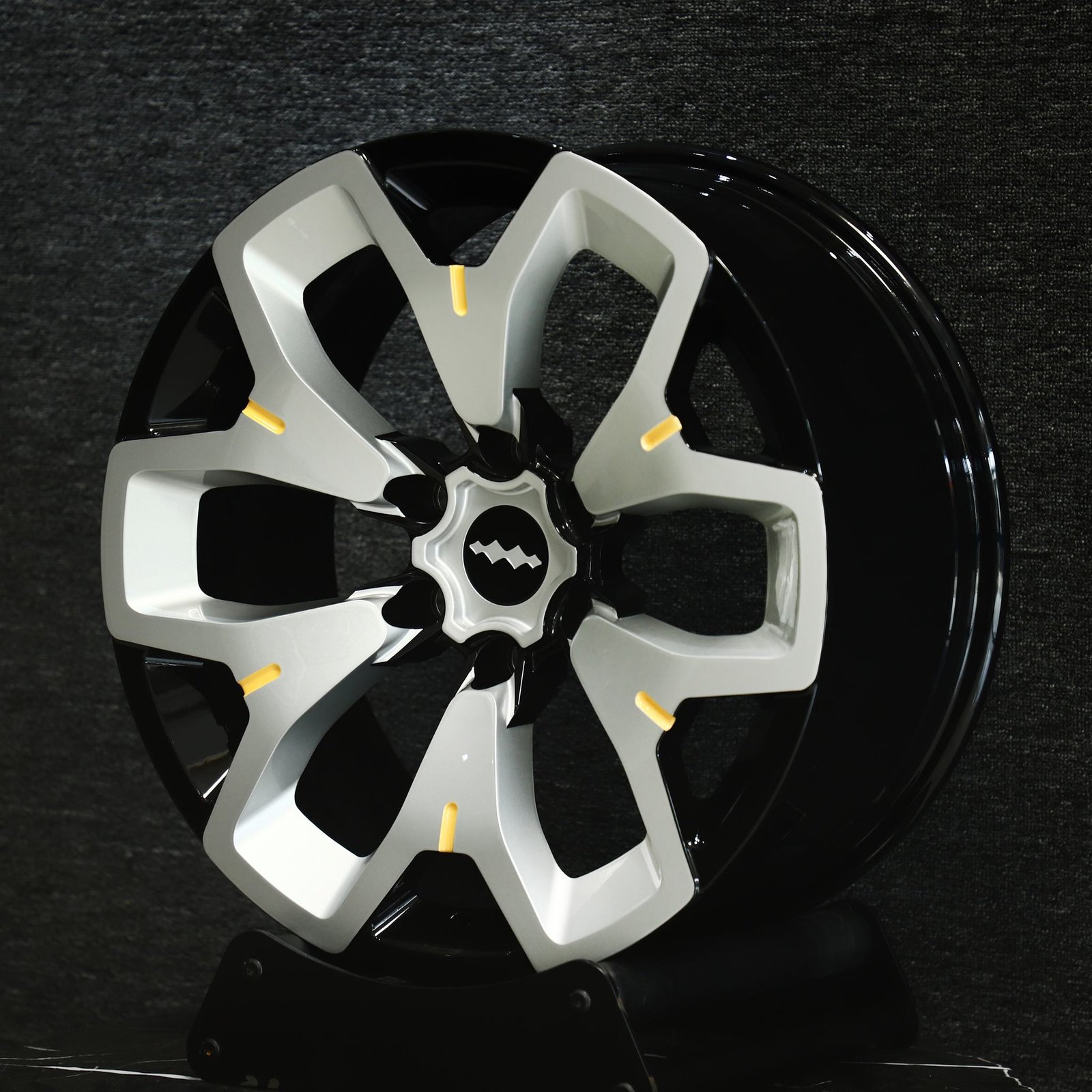 Tank 300 wheels – Gloss Black / Machined 6-Spoke, front view