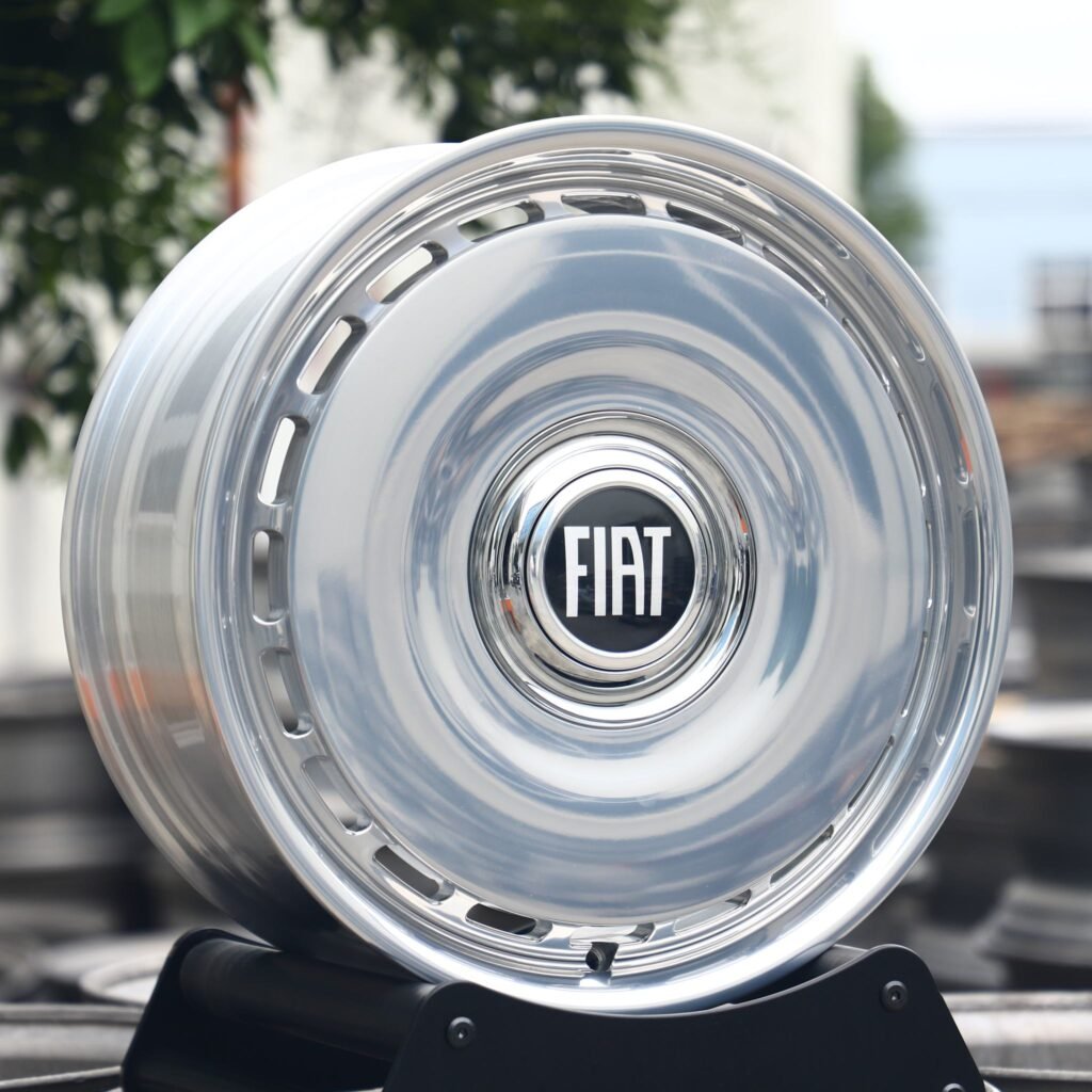 Volkswagen Golf wheels – Fiat Bright Silver Full-Face, angled view