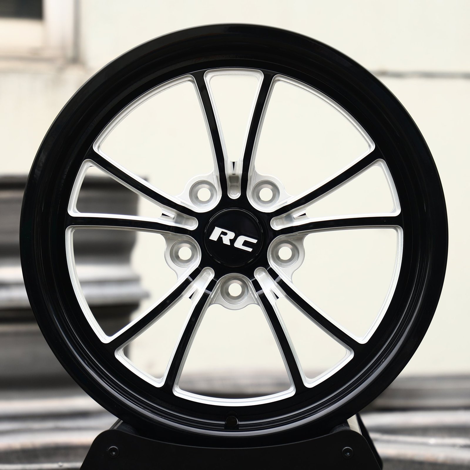 Ford Mustang wheels – Gloss Black / Mirror Milled 10-Spoke, front view