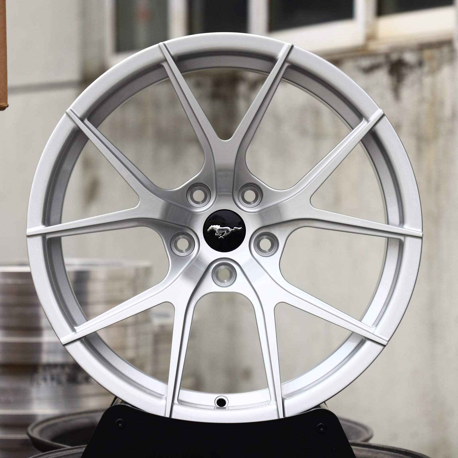 Ford Mustang S550 wheels – Hyper Silver 5 Y-Spoke Concave (Ford Mustang OEM-Style), front view