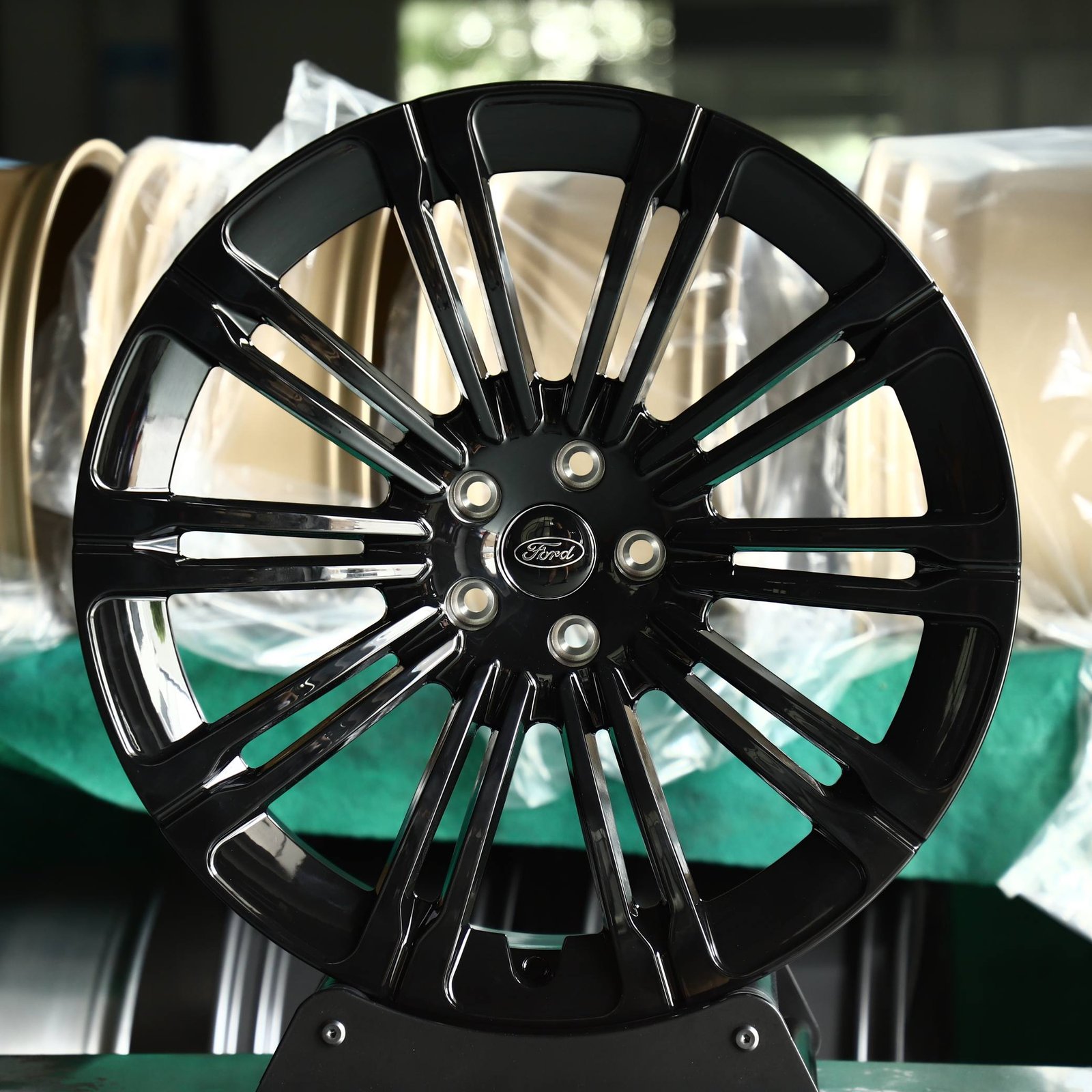 Ford Mustang wheels – Gloss Black 10-Spoke, front view