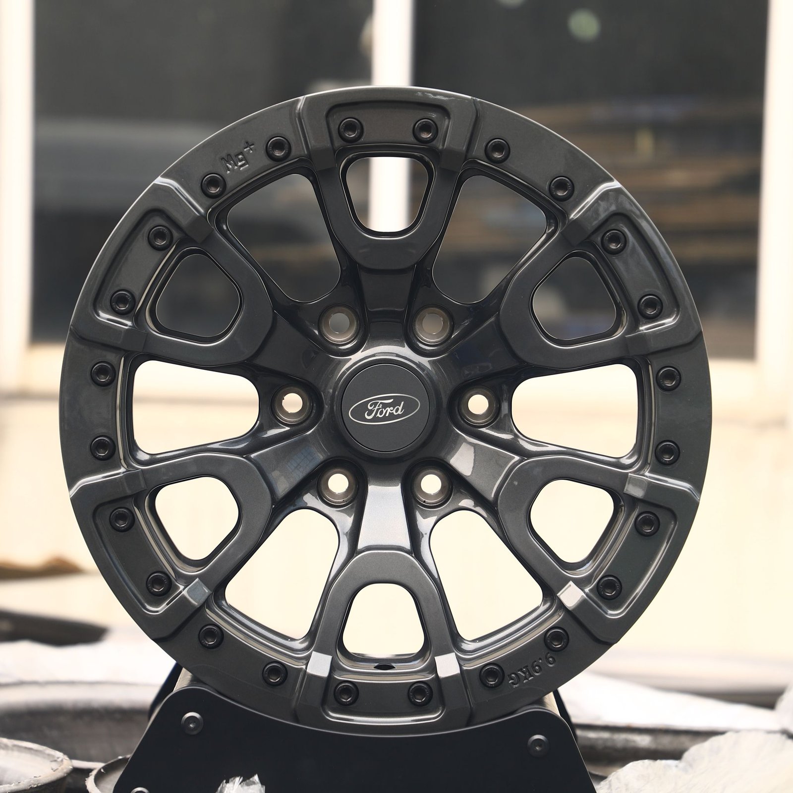 Ford F-150 wheels – Gloss Black / Gunmetal 6-Spoke Beadlock (Ford OEM-Style), front view