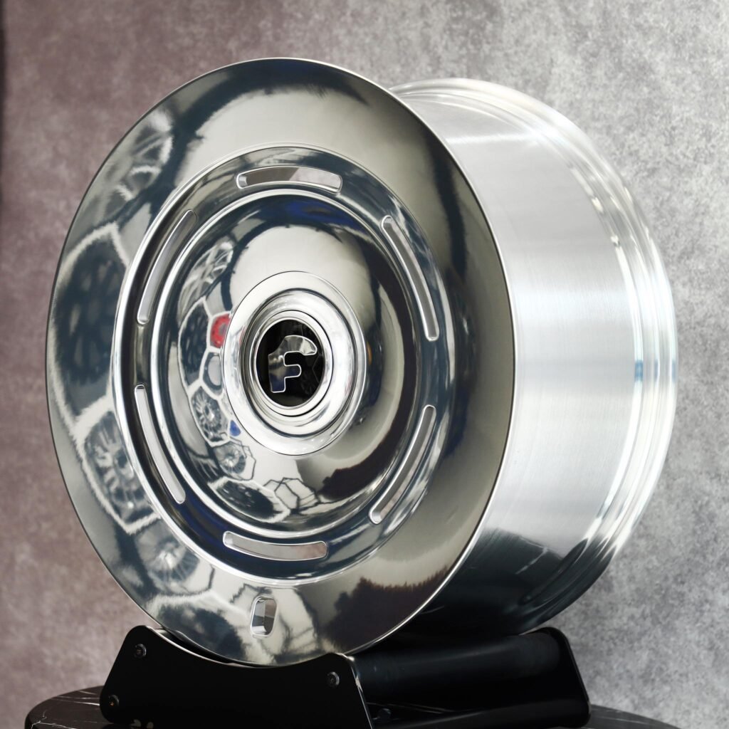 Land Rover Range Rover wheels – Forgiato Bright Silver Full-Face, angled view