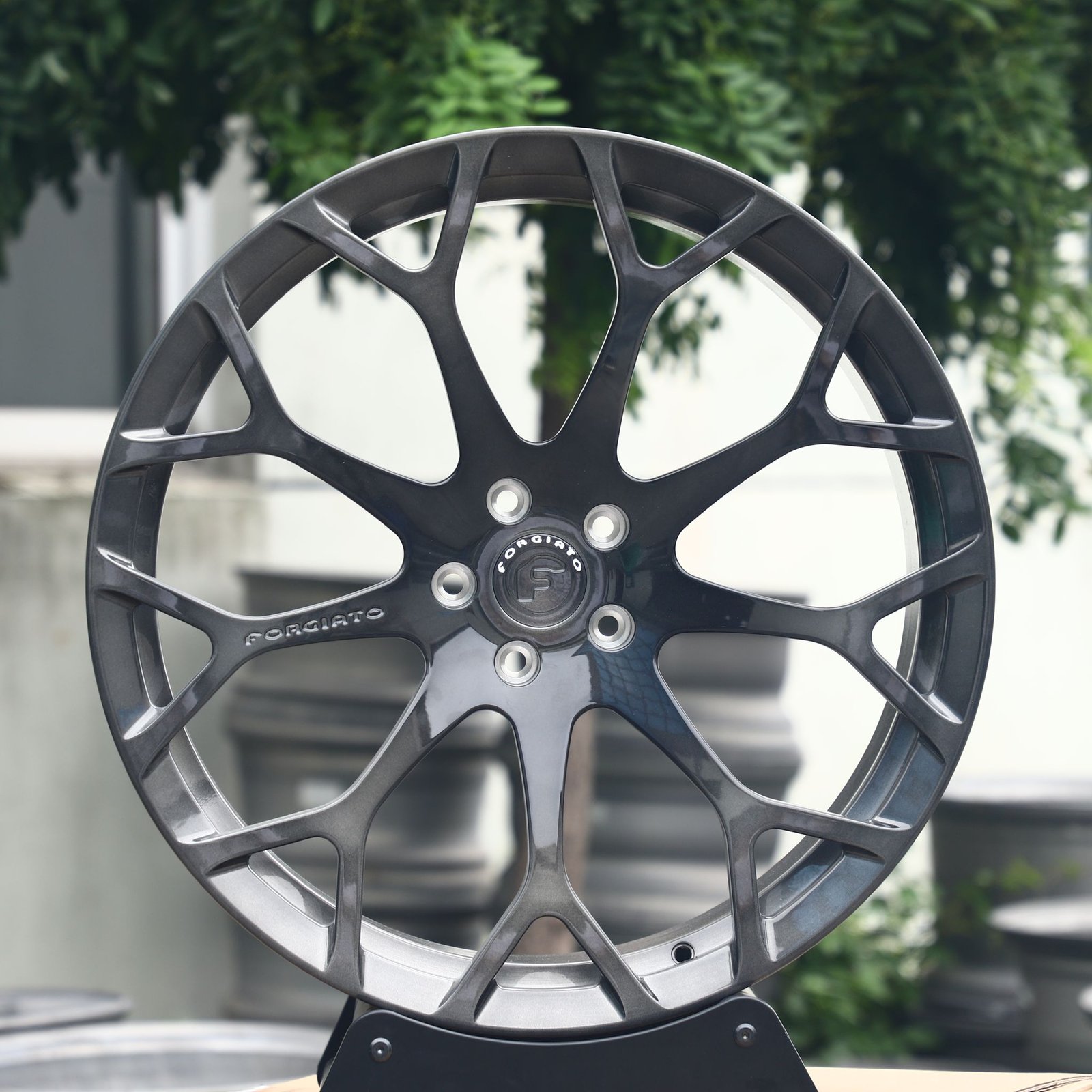 Lamborghini Urus wheels – Forgiato Gloss Black / Gunmetal Custom, front view
