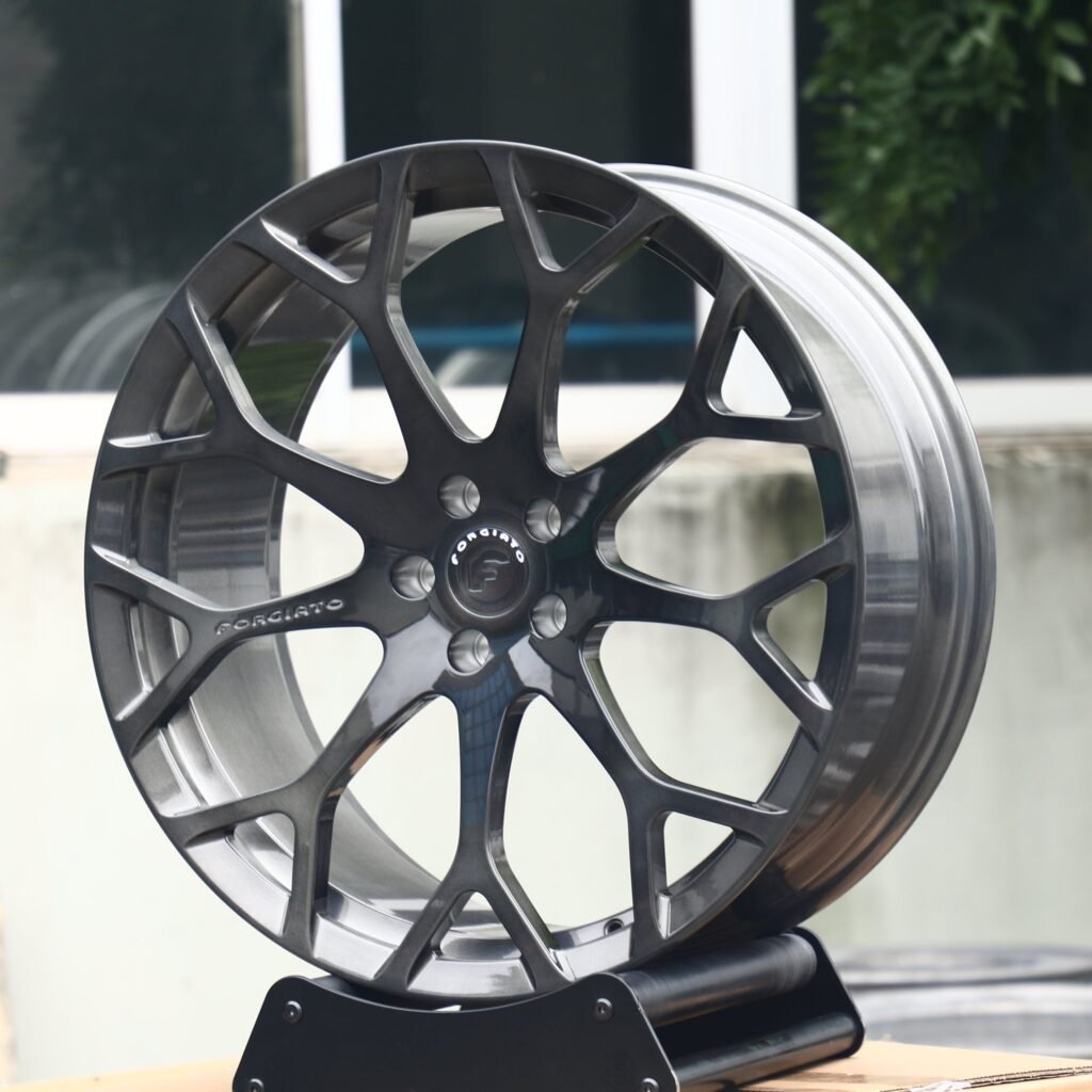 Land Rover Range Rover wheels – Forgiato Gloss Black / Gunmetal Custom, angled view