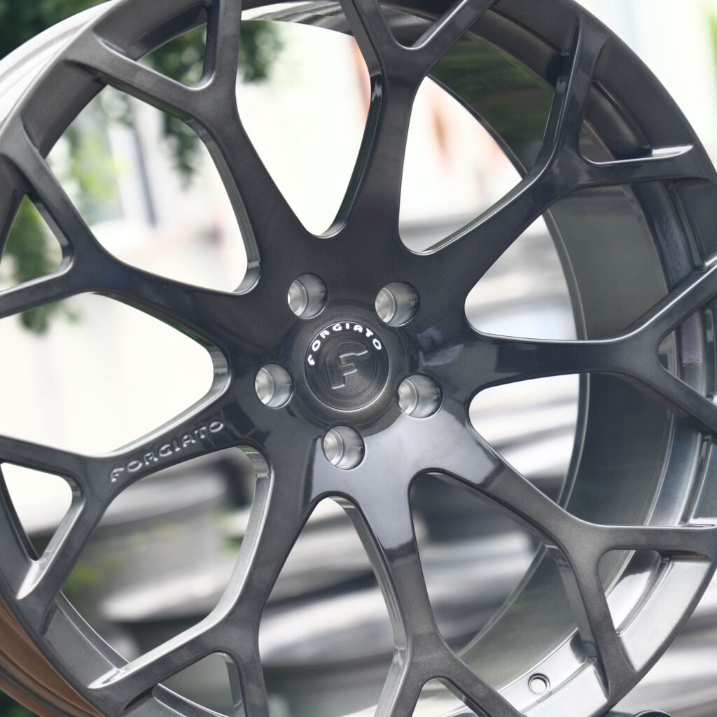 Lexus LS wheels – Forgiato Gloss Black / Gunmetal Custom, lip and barrel detail