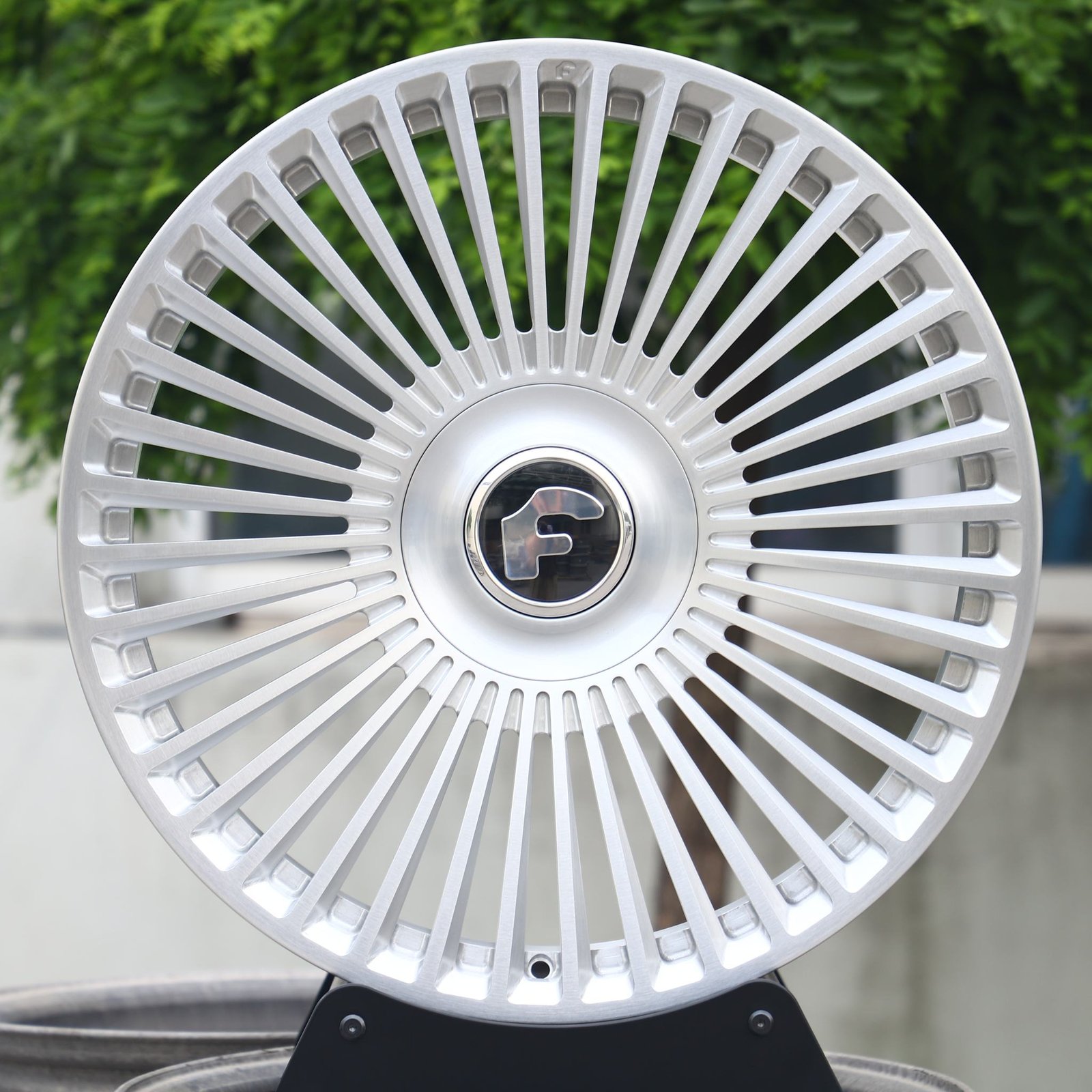 Lamborghini Urus wheels – Forgiato Matte Silver Multi-Spoke, front view