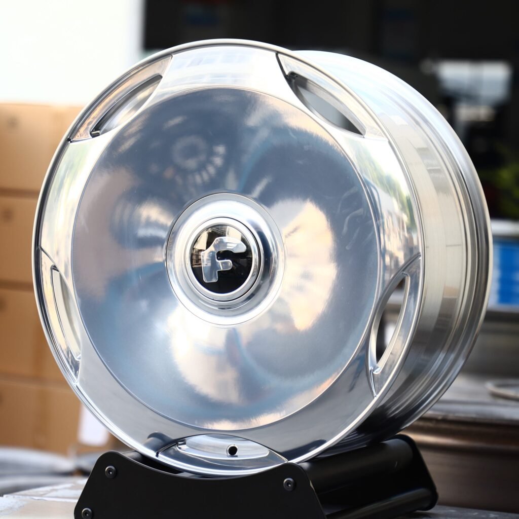 Land Rover Range Rover wheels – Forgiato Silver Full-Face, angled view