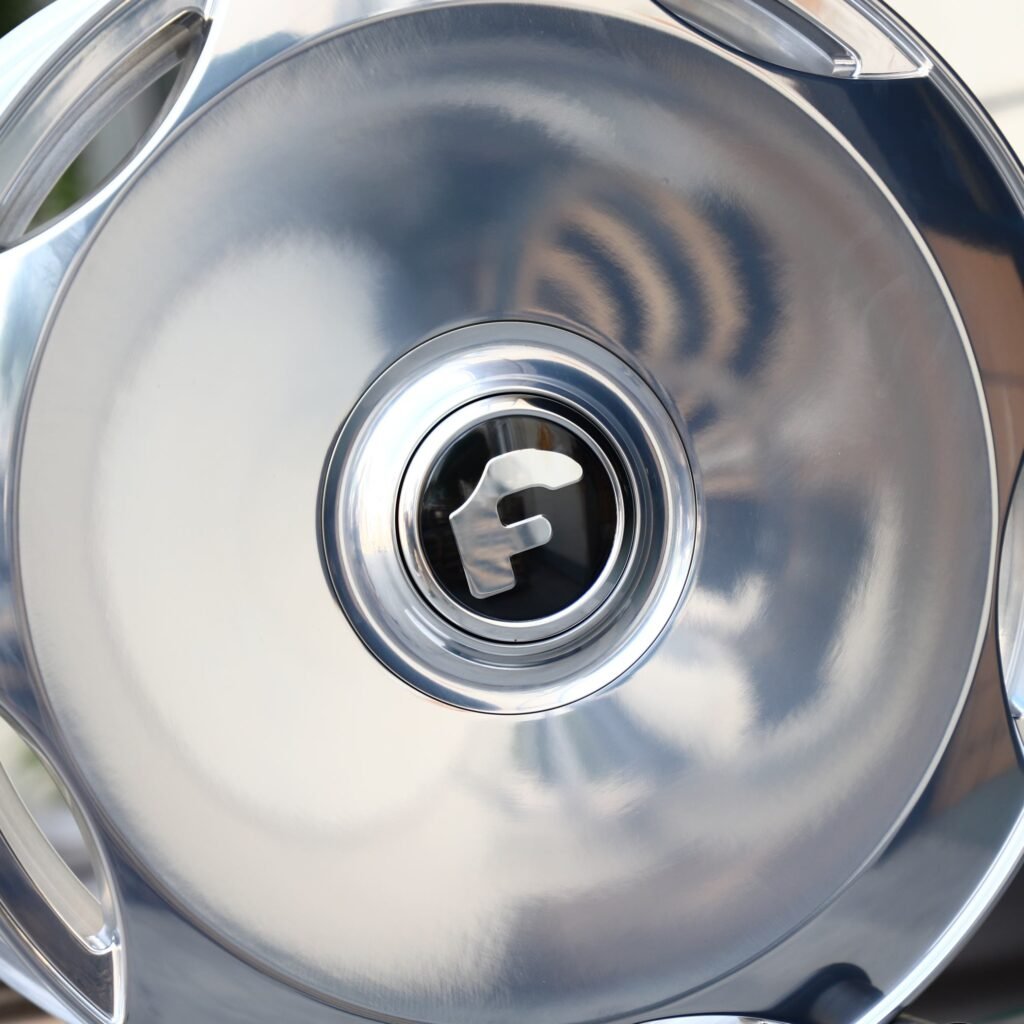 Lexus LS wheels – Forgiato Silver Full-Face, lip and barrel detail