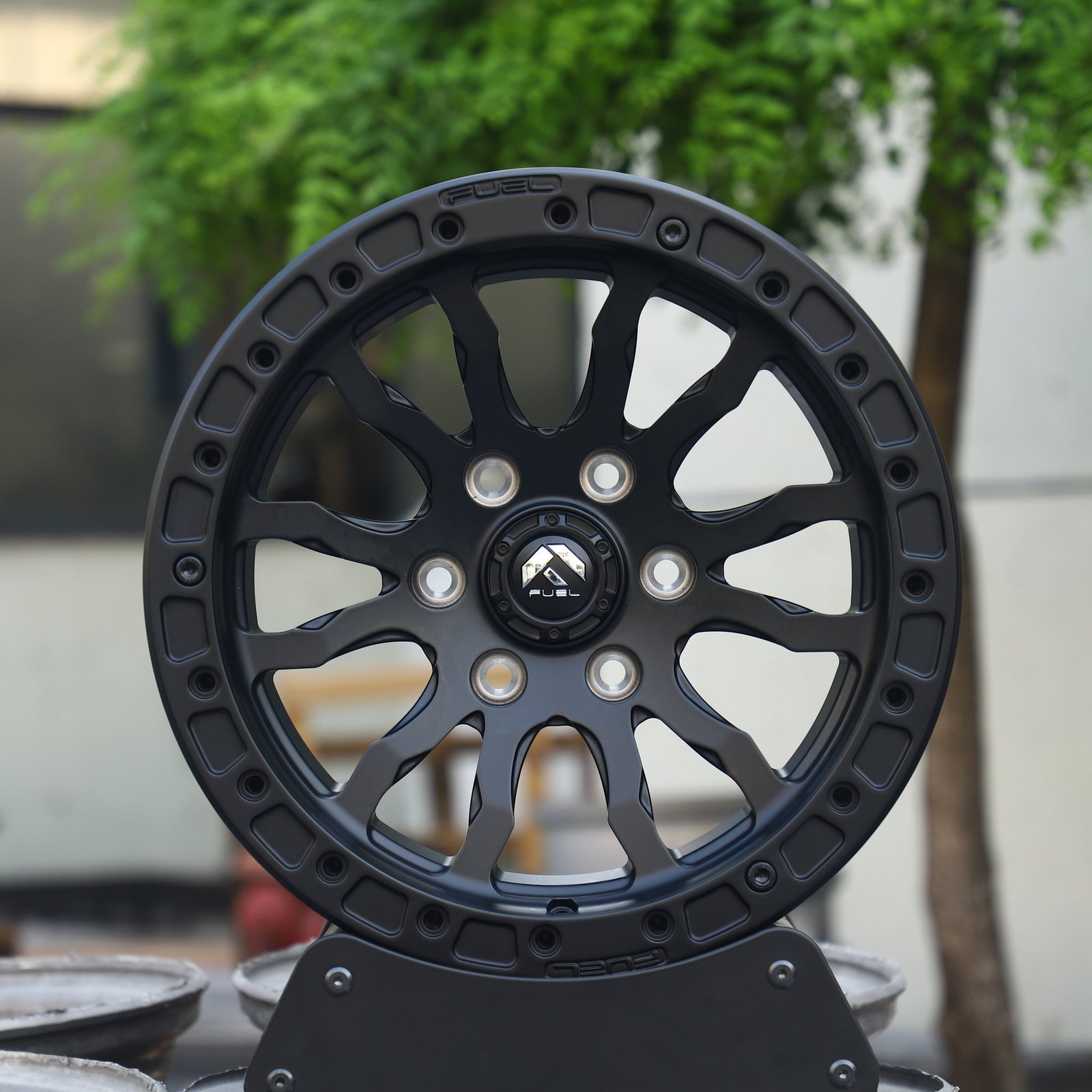Toyota 4Runner wheels – Fuel Gloss Black 12-Spoke Beadlock, front view