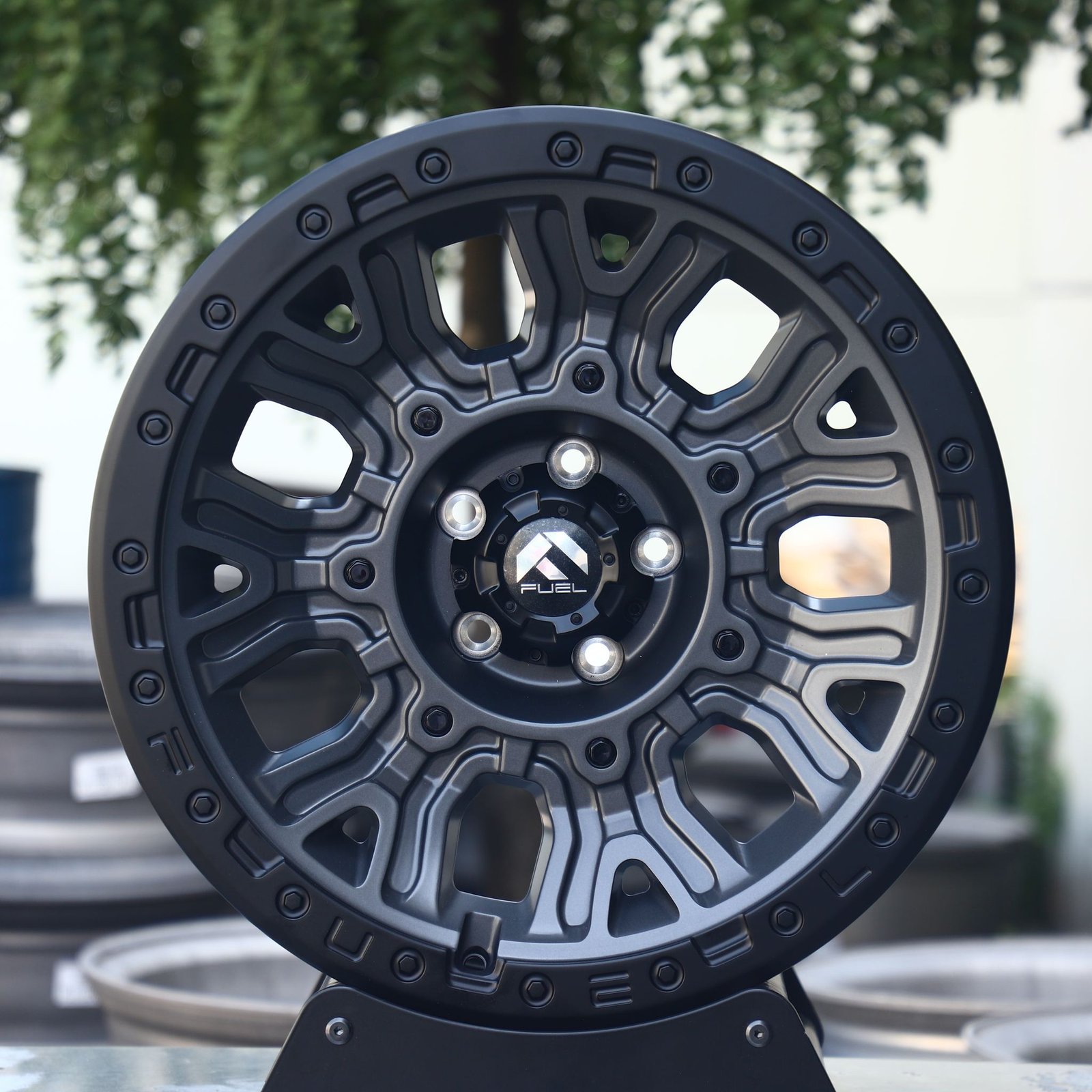 Toyota 4Runner wheels – Fuel Gloss Black / Gunmetal Exposed Bolt Detail, front view