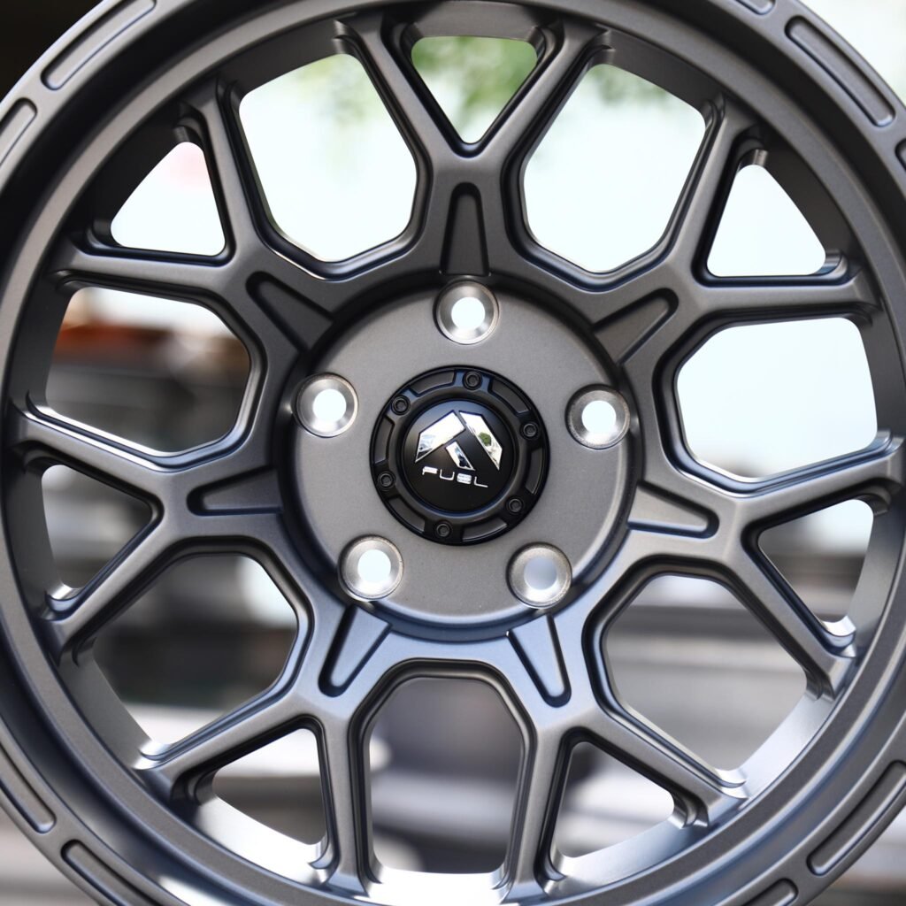 Jeep Gladiator wheels – Fuel Offroad Metallic Gray 7 Y-Spoke Deep Lip, lip and barrel detail